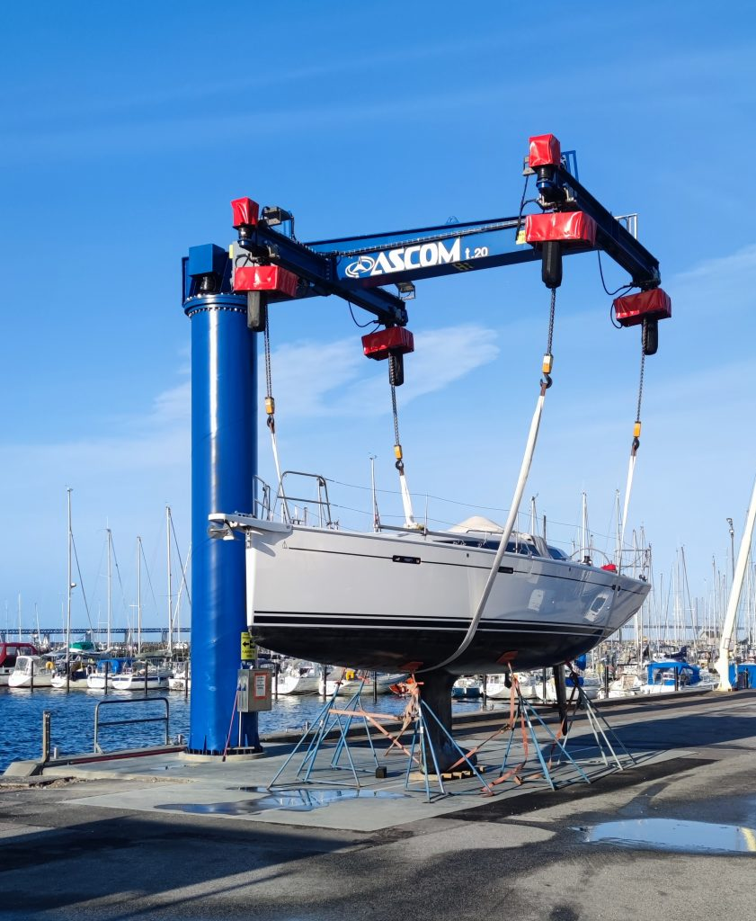 Kran som lyfter en segelbåt i Småbåtshamnen i Malmö