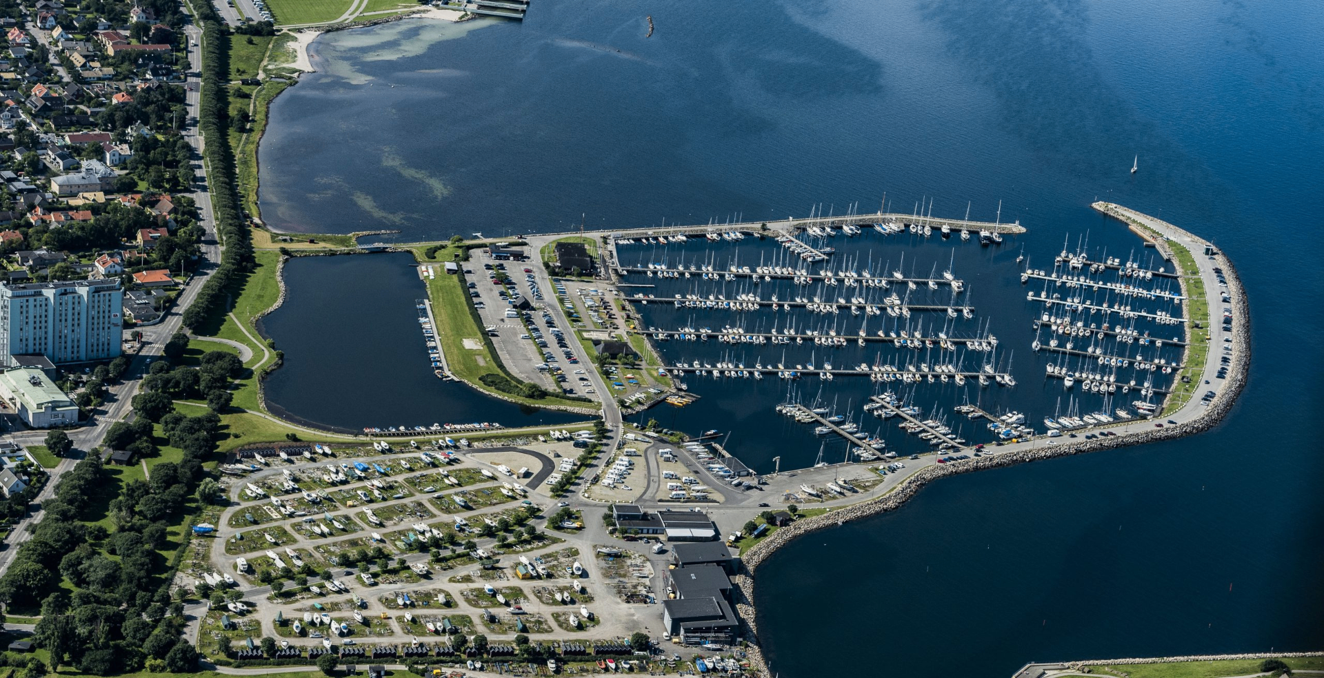 Flygbild över Småbåtshamnen i södra Malmö med båtar och Öresund i bakgrunden