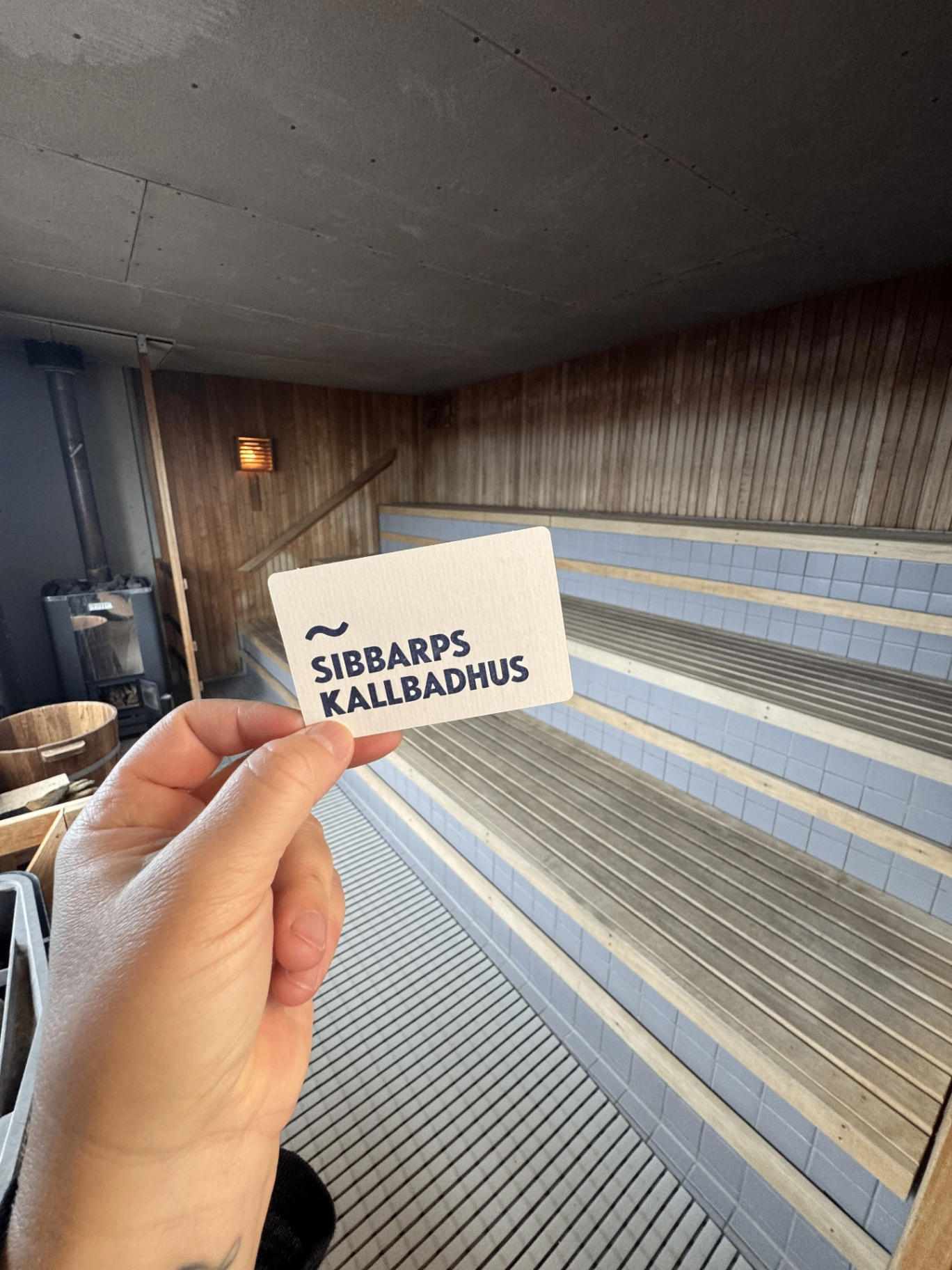 Interiör från bastun på Sibbarps kallbadhus med träpanel och lavar