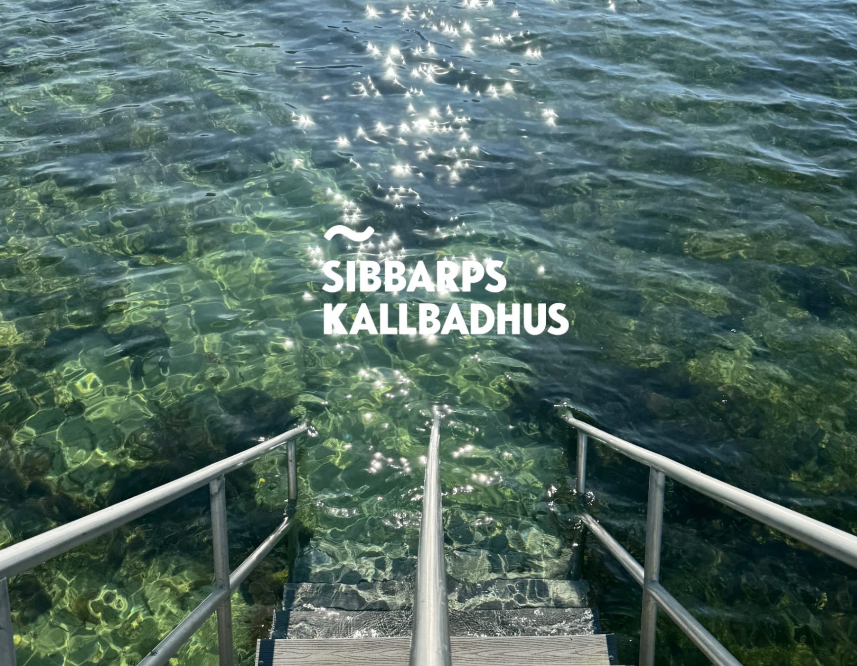 Sibbarps kallbadhus på pålar i diset över Öresund
